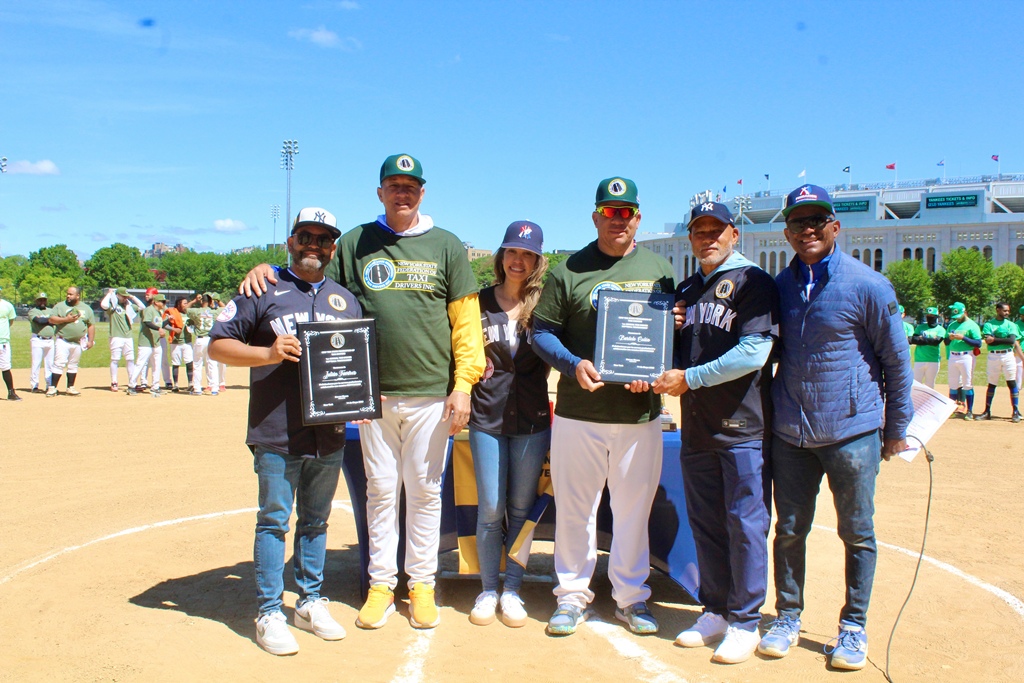 Julián Tavárez y Bartolo Colón, recibieron reconocimientos de las manos de Fernando Mateo y Steve Rivera. En la gráfica están Nicole Beatriz y Daniel -El Quemaito- Reyes.