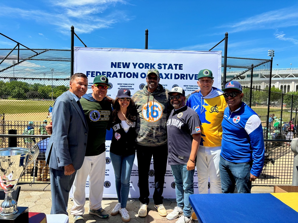 Dwight Gooden, ex lanzador de los Mets y Yankees de Nueva York, aparece compartiendo con Bartolo Colón, Julián Tavárez, Steve Rivera, Daniel Reyes (Quemaito), Nicole Beatriz y Ray Negrón.