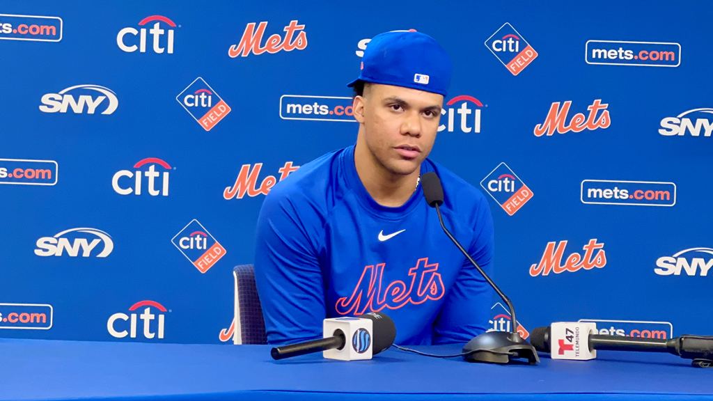 Juan Soto, responde preguntas en la rueda con los periodistas latinos en Citi Field.