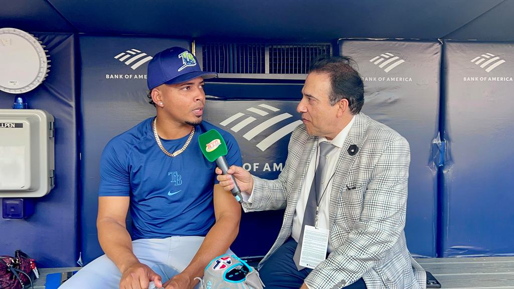 Neftalí Medina, es captado dialogando con el lanzador Edwin Uceta.