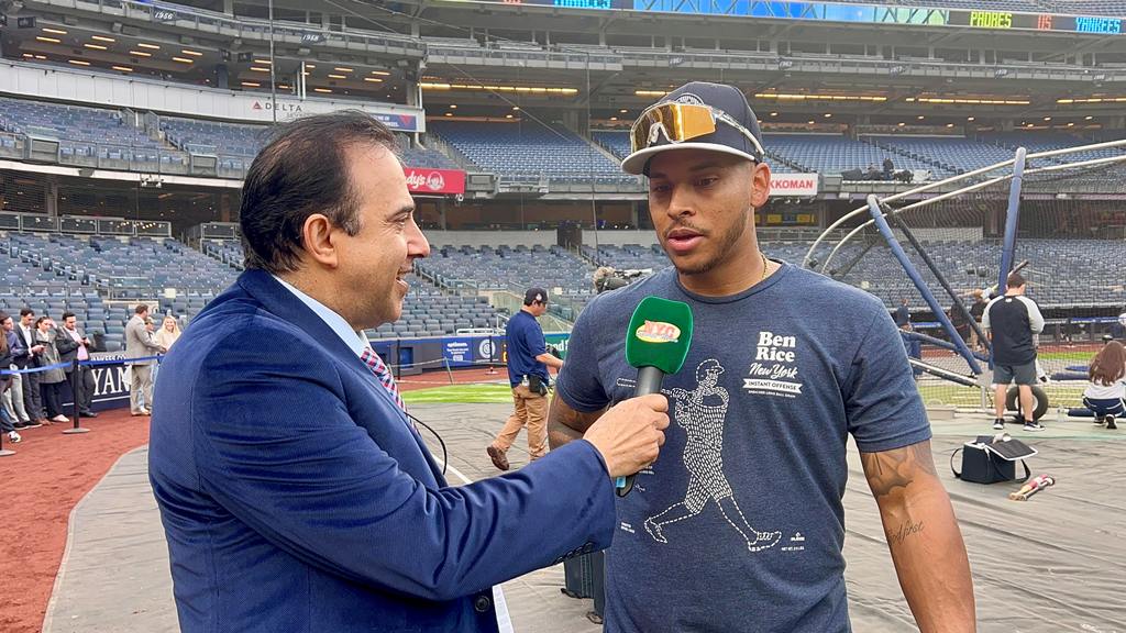 Neftalí Medina, es captado dialogando con el novato Jorbit Vivas en el Yankee Stadium.
