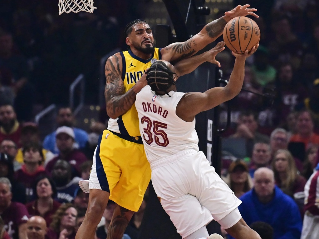 Juego 1: Obi Toppin de los Pacers bloquea el avance de Isaac Okoro de los Cavaliers durante la primera mitad en el Rocket Arena el 4 de mayo. Los Pacers ganaron el juego, 121-112. / Foto cortesía de usatoday.com