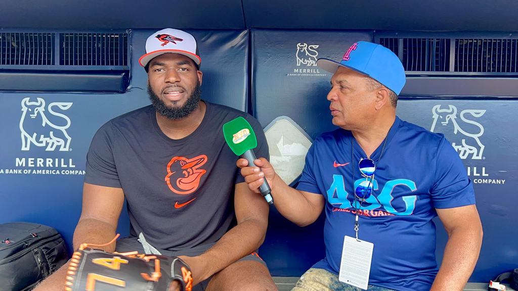 Agustín Zapata, es captado, mientras entrevista a Félix Bautista, en el Yankee Stadium.