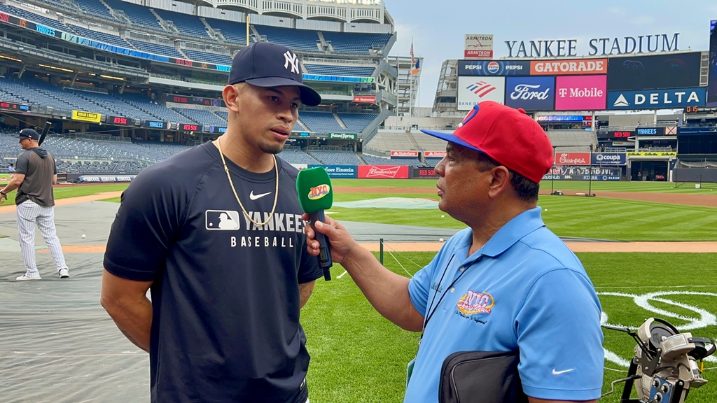 El lanzador Jonathan Loáisiga, es entrevistado por Agustín Zapata, en el Yankee Stadium.