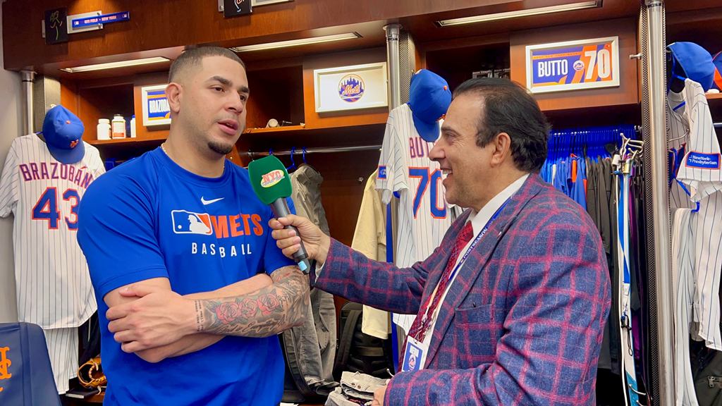 Neftalí Medina, captado en el camerino de los Mets, en Citi Field, conversando con José Buttó.