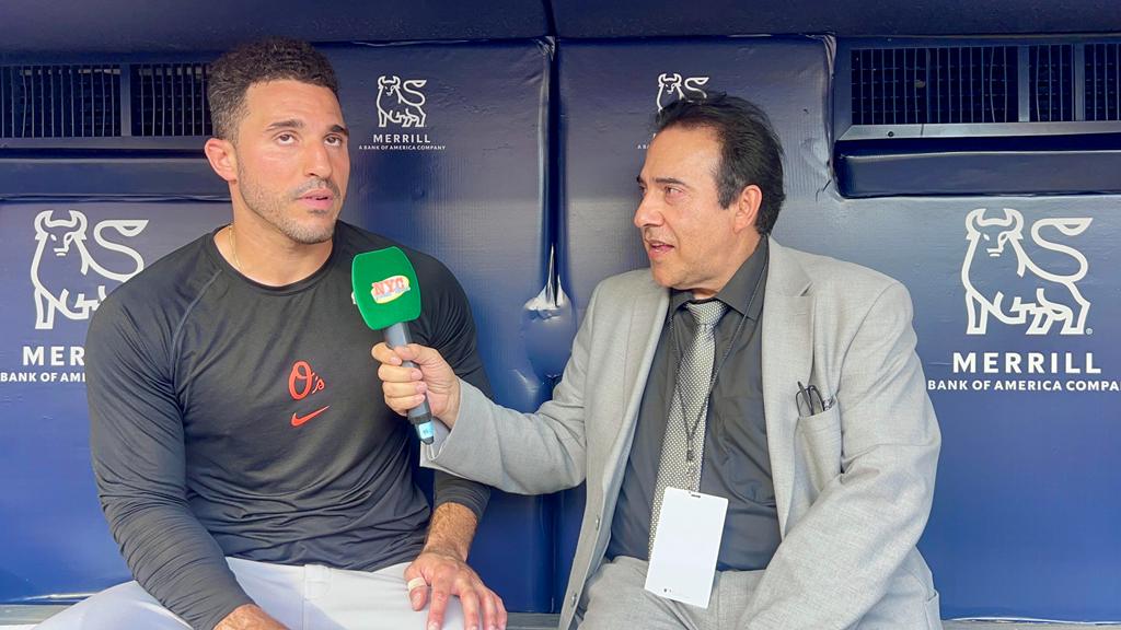 Neftalí Medina, conversa con el jugador Ramón Laureano, de los Orioles, en el Yankee Stadium.