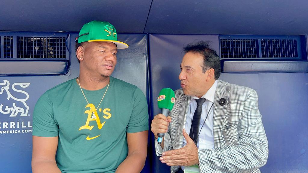 Neftalí Medina, conversa con el lanzador Elvis Alvarado en el Yankee Stadium.