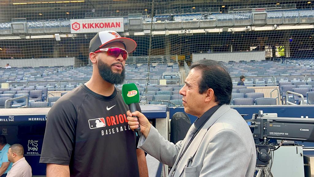 Neftalí Medina, conversó con Seranthony Domínguez, en el Yankee Stadium.