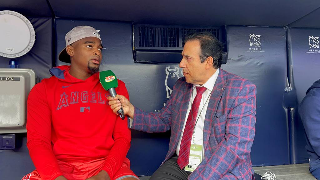 Neftalí Medina conversó con el lanzador José Soriano en el Yankee Stadium.