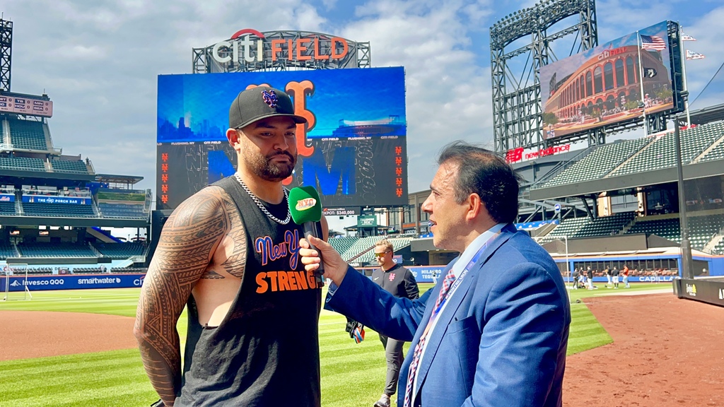 Neftalí Medina, conversó con el lanzador zurdo Sean Manaea, en Citi Field.