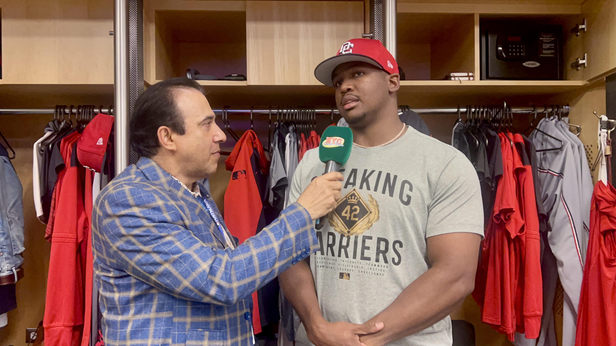 Neftalí Medina, conversó en Citi Field, con José Ferrer, relevista de los Nacionales.