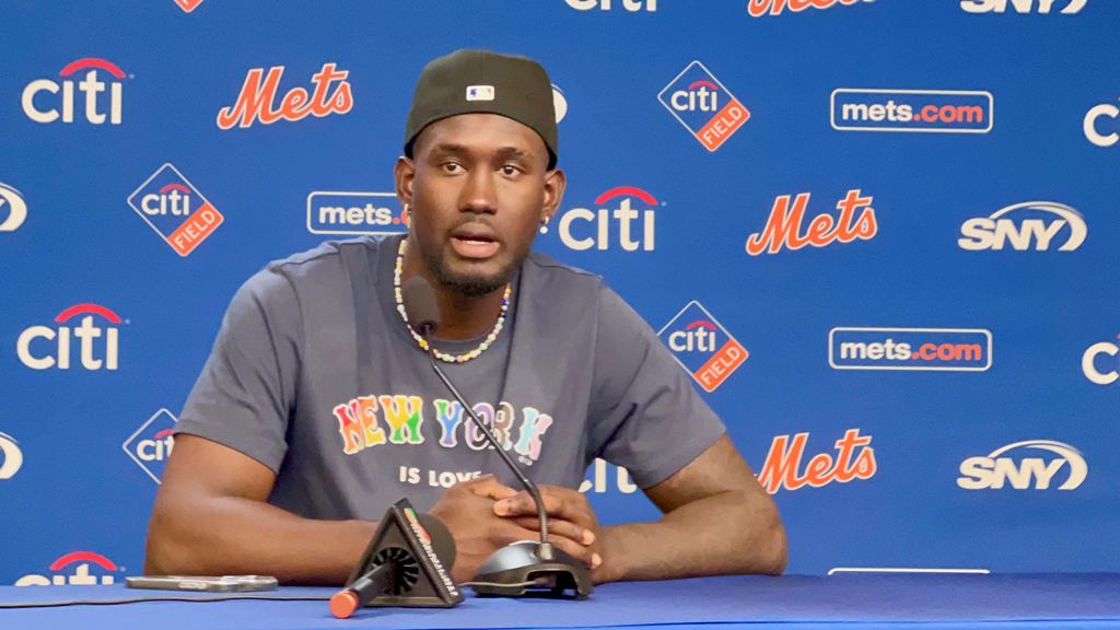 Ronny Mauricio, responde preguntas de los periodistas latinos que asisten a cubrir a los Mets en Citi Field.