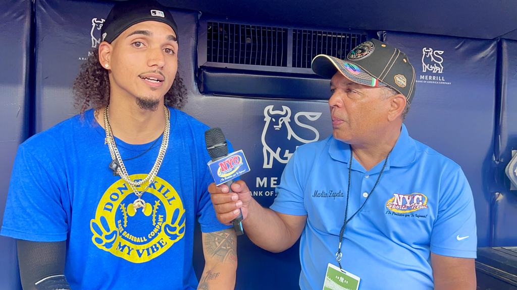 Agustín Zapata es captado dialogando con Carlos Vargas, en el Yankee Stadium.