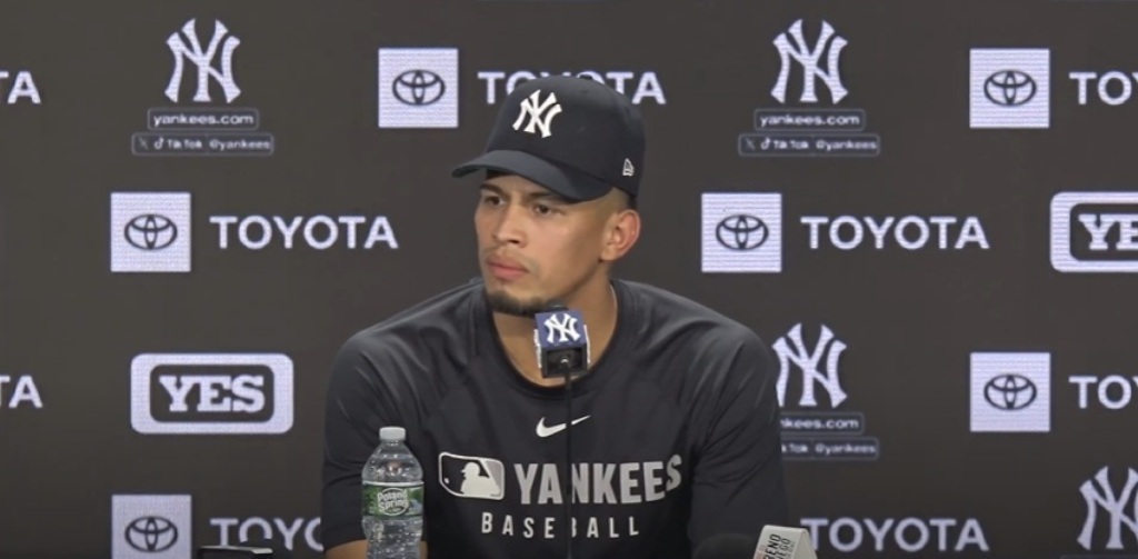 Jonathan Loáisiga, es captado, mientras ofrece declaraciones en la sala de prensa en el Yankee Stadium.