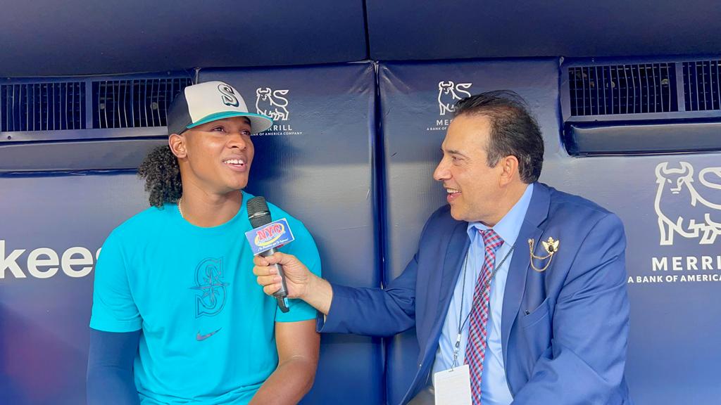 Juan Burgos, el joven lanzador de los Marineros, habló con Neftalí Medina en el Yankee Stadium.