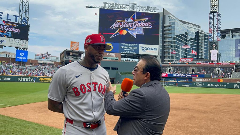 Neftalí Medina, conversando con el misil Chapman