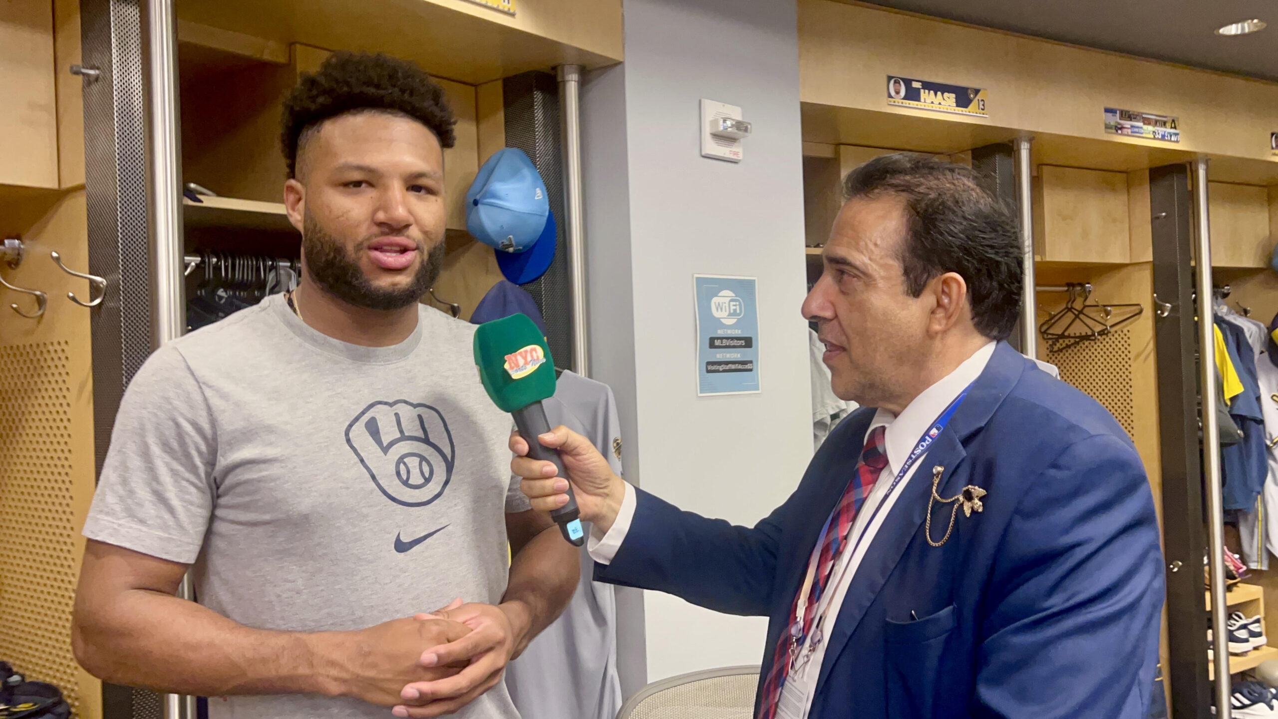 Neftalí Medina, conversa con el jugador Jackson Chourio en el Citi Field.