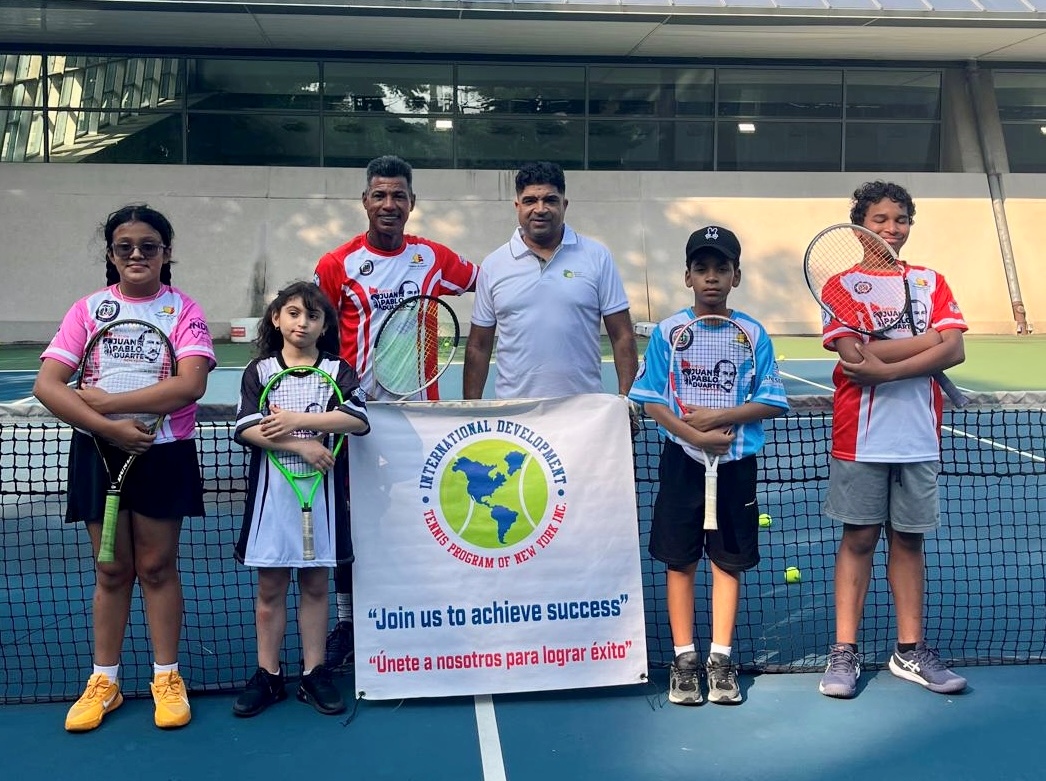 Competidores de tenis de campo que ganaron en sus primeras competencias.