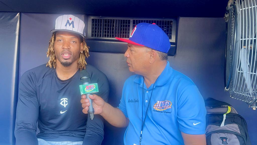 Agustín Zapata es captado entrevitando a José Ureña en el Yankee Stadium.