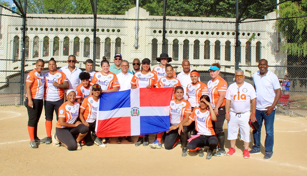 Componentes del conjunto La Curvita, (El Bronx), ganadora de la medalla de oro en los Juegos Juan Pablo Duarte NY 2025