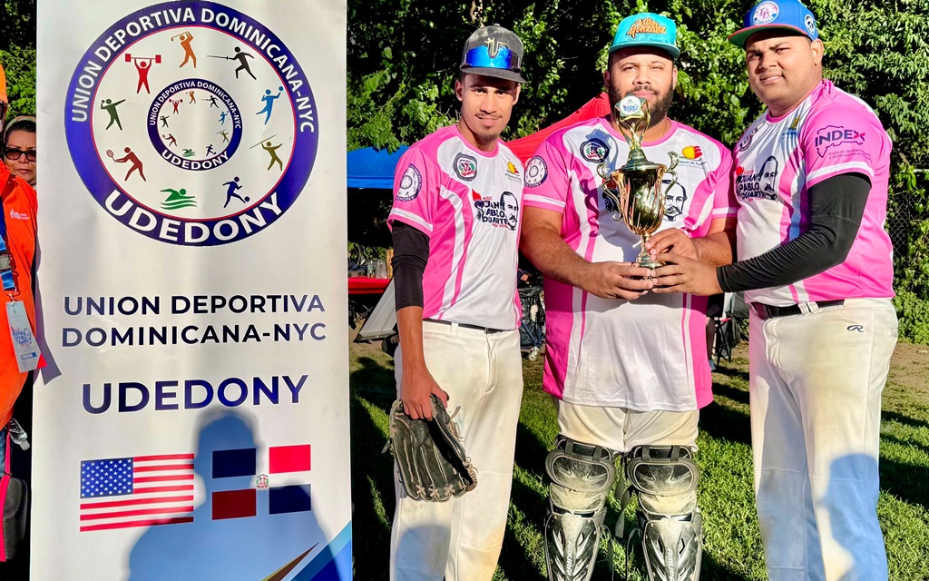 Desde la izquierda Jalfani Cruz, (MVP); Félix Soriano, receptor y manager, y Alfonso Pérez, mejor lanzador.