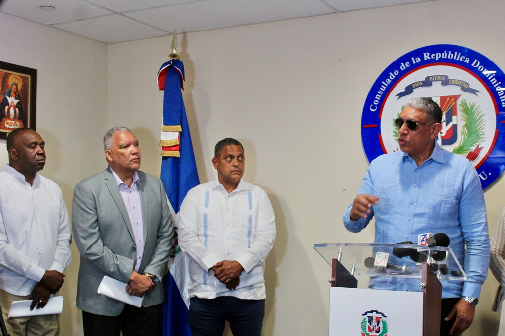 El Cónsul Chu Vásquez, explica la importancia de los juegos en la rueda de prensa.