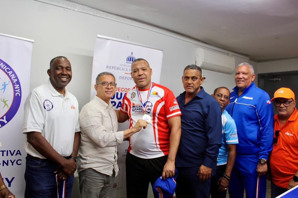El Vice-Ministro de Deportes y Recreación, periodista Kennedy Vargas, entrega la medalla de oro, al ganador Wilson Reynoso.