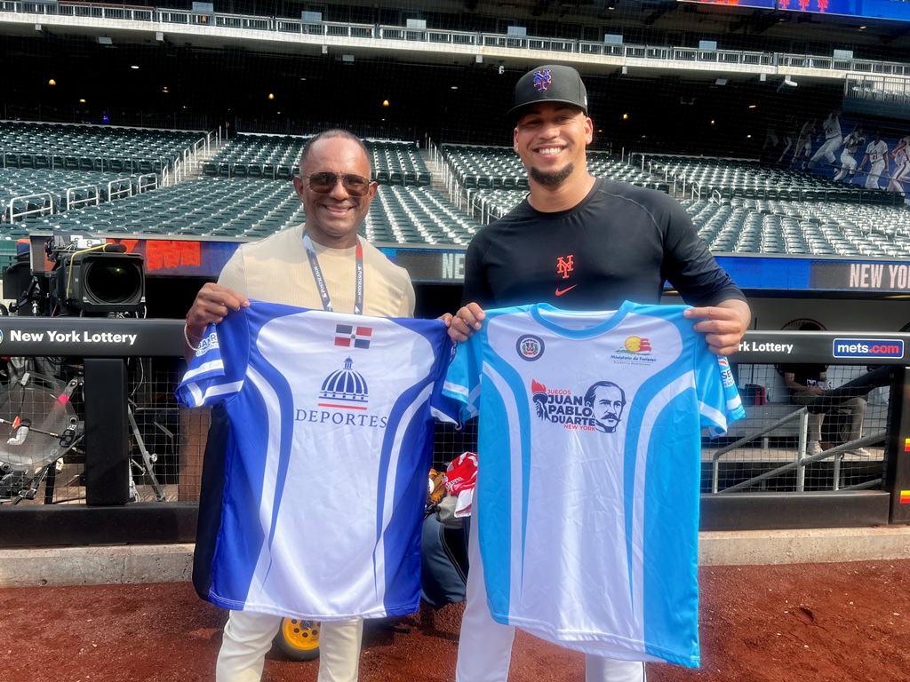 El lanzador Frankie Montás y Daniel Reyes.