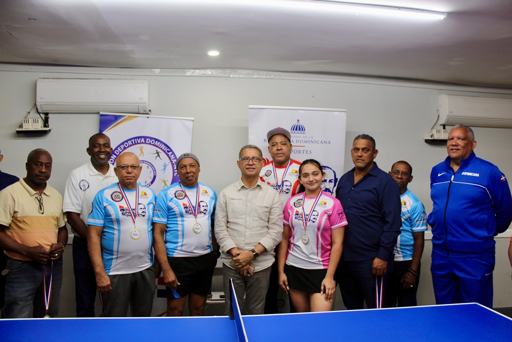 En la gráfica aparecen María Borja, Luis Burgos y Luis Taveras, ganadores de las medallas de plata y bronce, respectivamente.