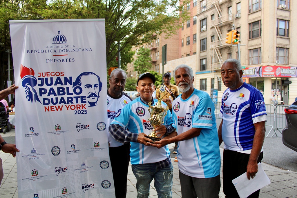 Fausto de la Cruz, (izq.) y Víctor Sierra, (Der.), premian a los ganadores del primer lugar (Masculino), Claudio Valdez y Angel Reynoso.