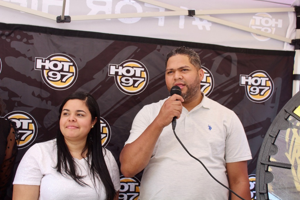 Aníbal Tejada, acompañado de su esposa Marleny Gómez Medina, agradece a los clientes de Met FoodMarkerts, por valorar esta tienda como la número uno de El Bronx.
