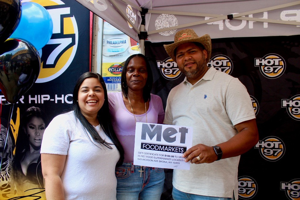 Aníbal Tejada y Marleny Gómez Medina, entregan otro certificado por el valor de 150 dólares.