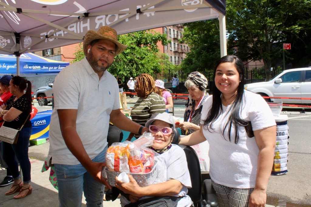La señora en su silla de rueda no se perdió la fiesta y ahí se observa recibiendo su canasta de partes de Aníbal Tejada y Marleny Gómez Medina.