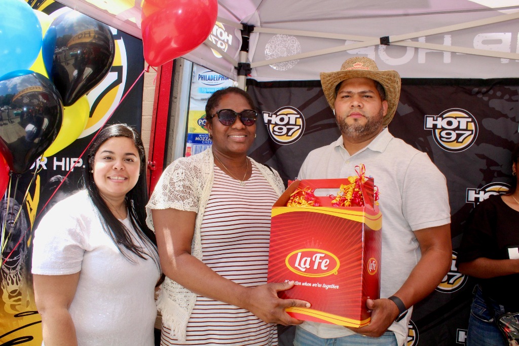 Muy felices se observan a Aníbal Tejada y Marleny Gómez Medina, entregando una canasta de los productos La Fe.