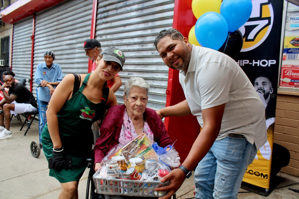 Aníbal Tejada, entregando una canasta en la fiesta aniversaria.