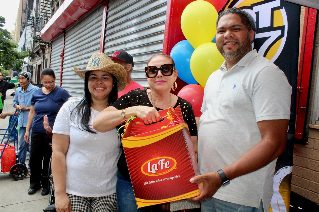 Aníbal Tejada y Marleny Gómez Medina, entrega una canasta a nombre de La Fe.