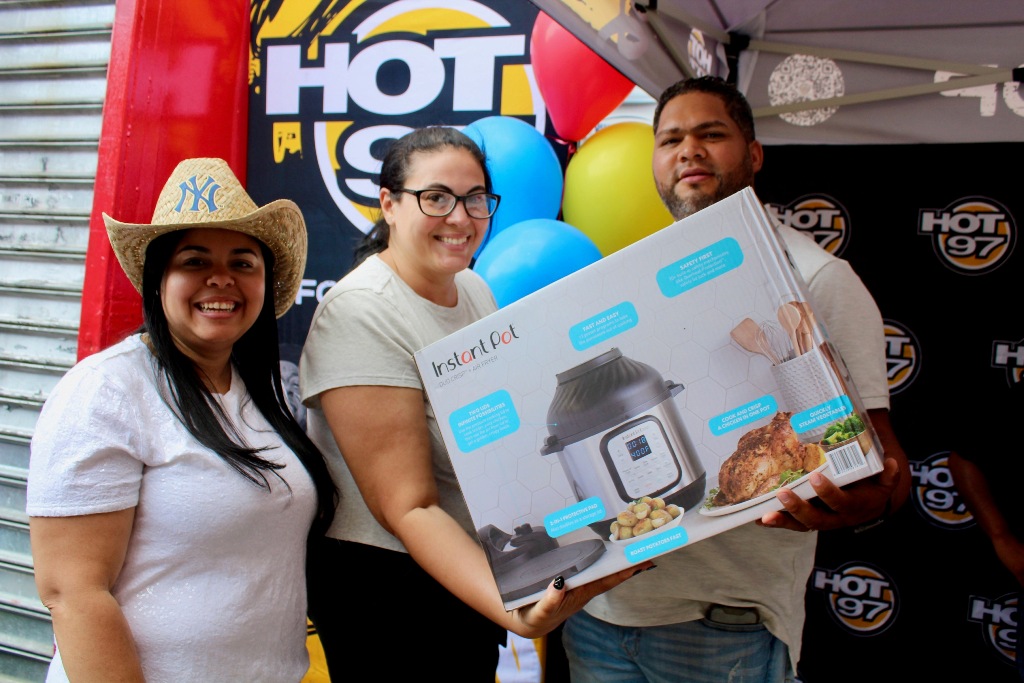 La doña, resultó ganadora de este artículo electrico, entregan Aníbal Tejada y Marleny Gómez Medina.