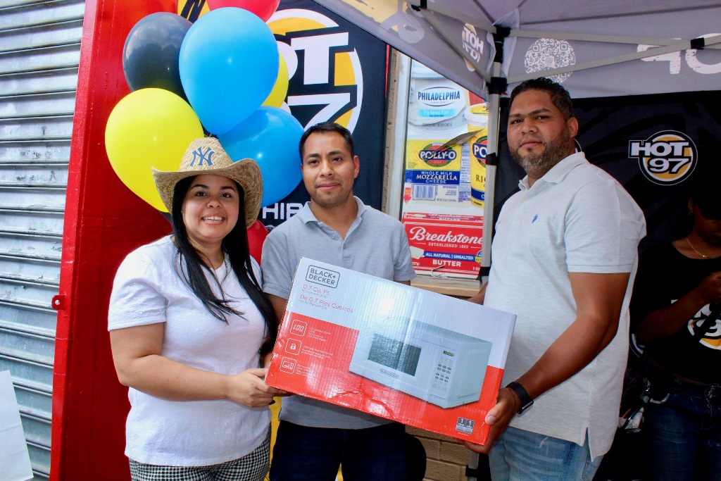 El señor, ganó un microonda, entregado por Aníbal Tejada y Marleny Gómez Medina.