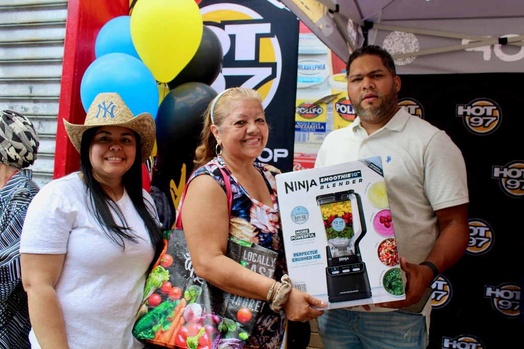Aníbal Tejada y Marleny Gómez Medina, galardonan a la señora ganadora.
