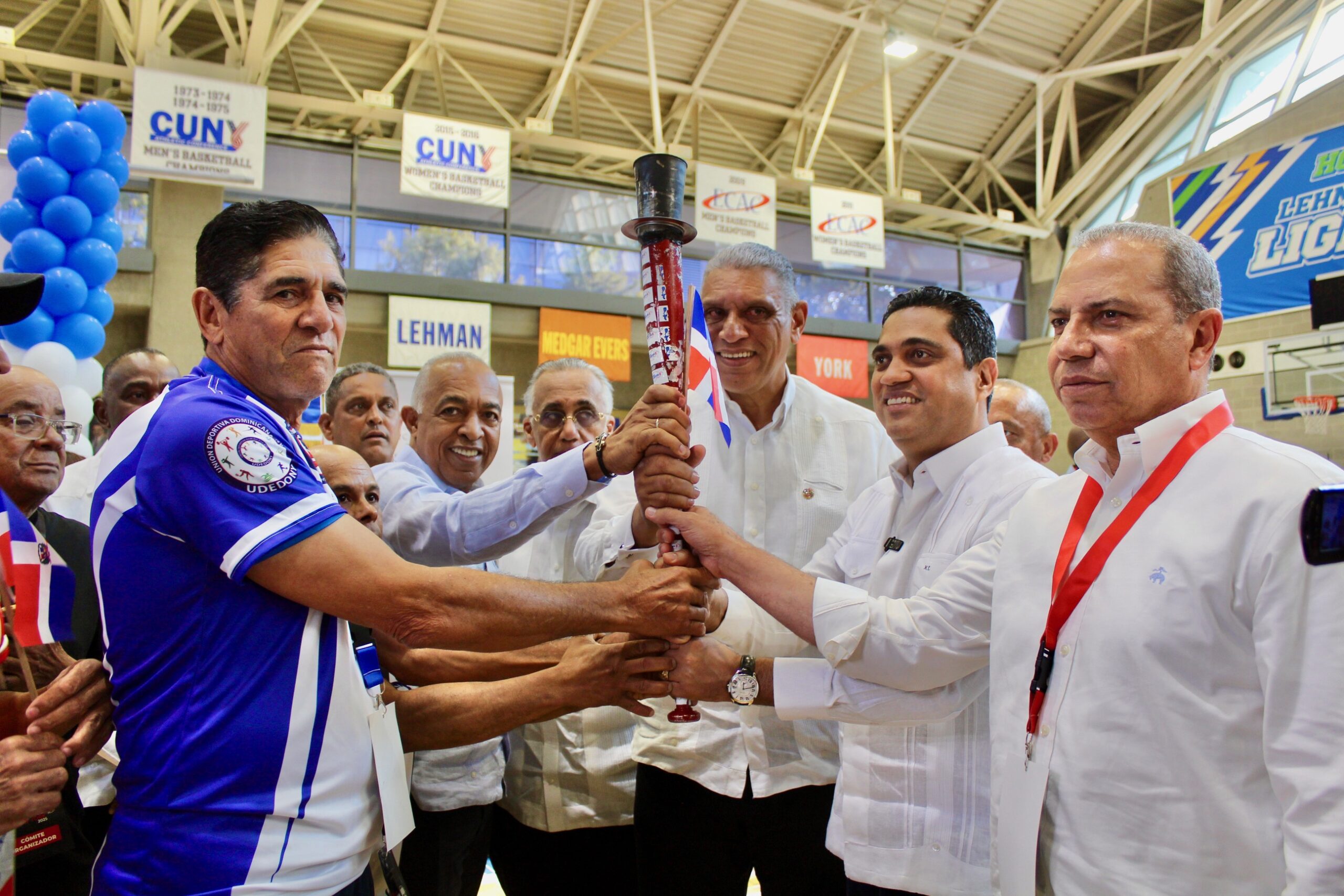 El ex-atleta de Alto Rendimiento Verman Mejía, entrega el fuego Patrio al Ministro Kevin Cruz, a Garibaldy Baustista y a Jesús -Chu- Vásquez.