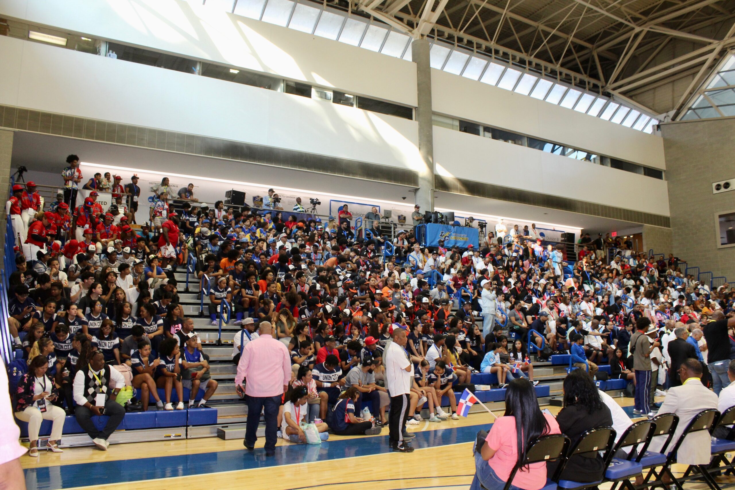 Los deportistas llenaron a toda capacidad el escenario de Lehman College que sirvió de inauguración.
