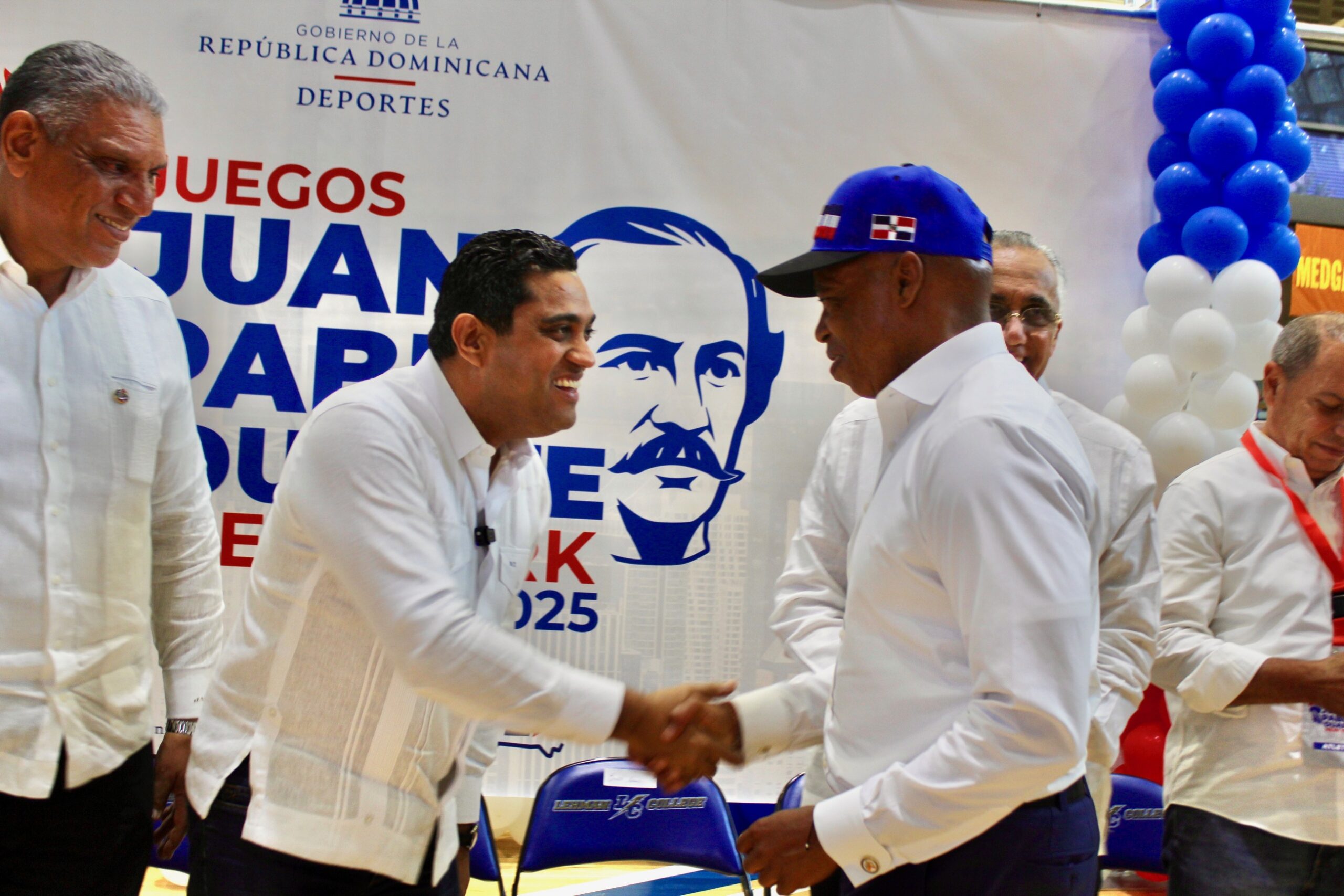 El Ministro de Deportes, Kelvin Cruz, recibe al alcalde de la ciudad de Nueva York, Eric Adam.