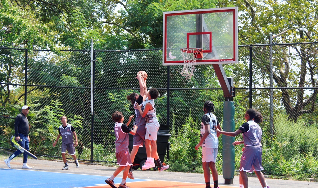 Desarrollo de uno de los encuentros de baloncesto efectuado entre las delegaciones de Manhattan y Boston en el Boché Garden.