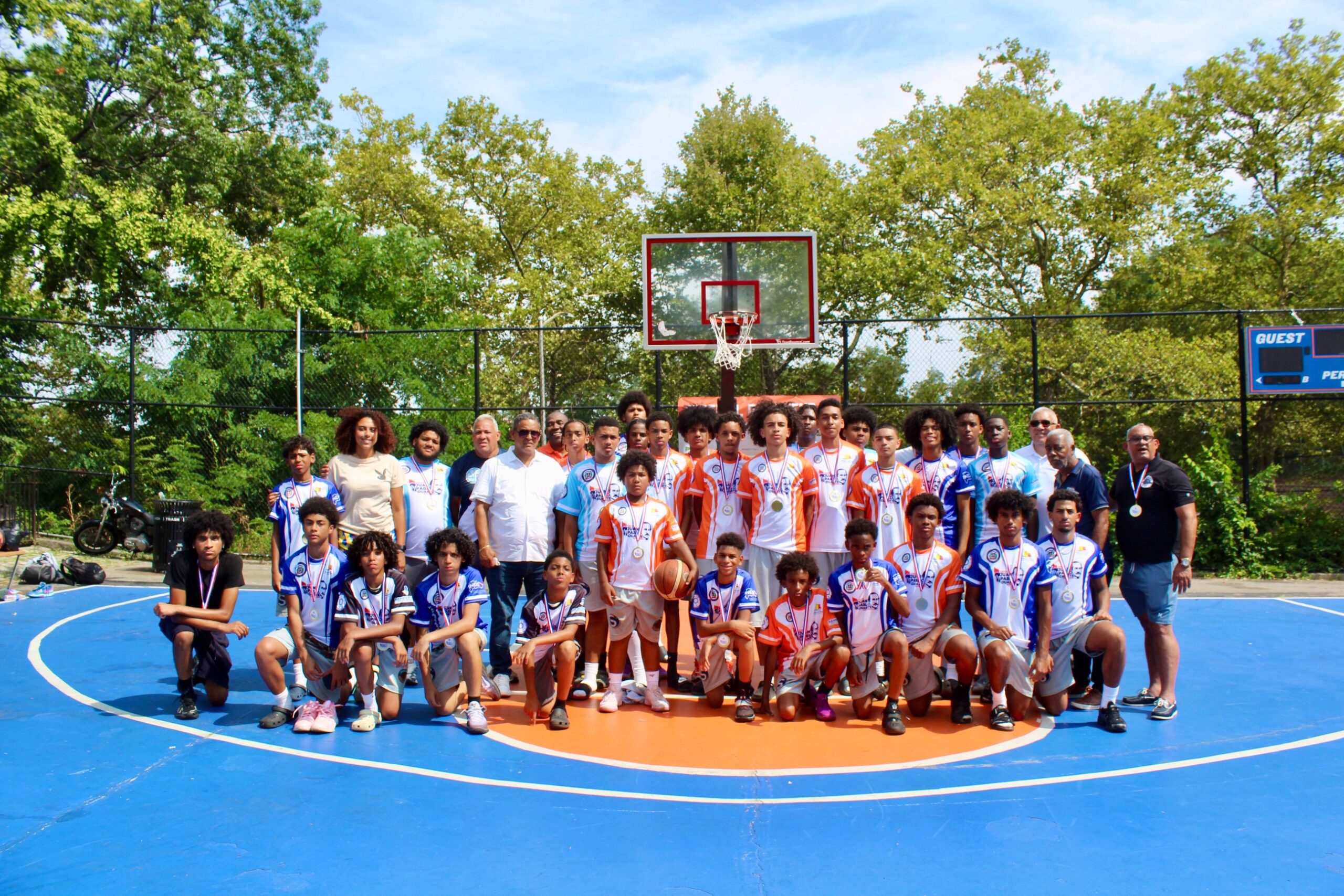 Miembros de lo cuatro equipos de baloncesto de Boston, ganadores de medalla de Oro.