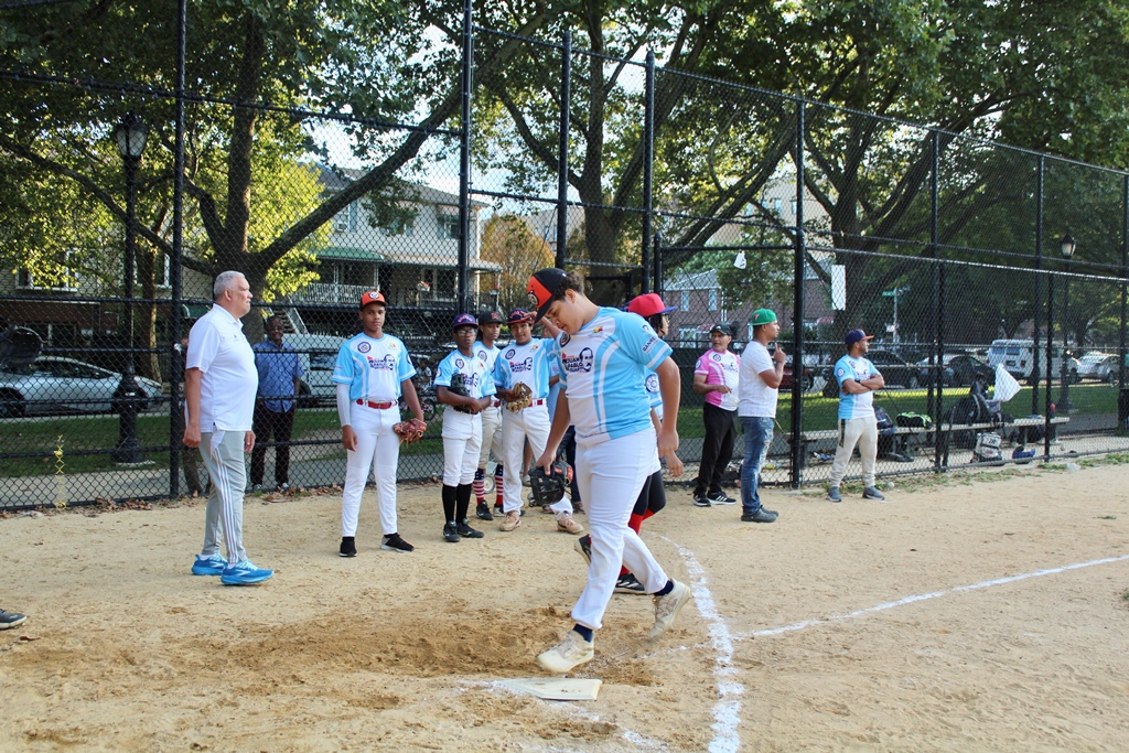 Marcos Hernández, anota la primera carrera en el mismo primer episodio de los victoriosos, Liga Paulino de El Bronx.