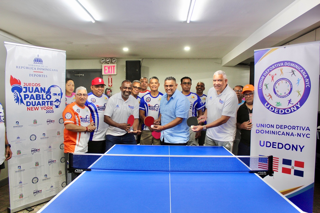 Roberto Rojas, Evarito Madrigal y Pedro Pablo Pérez, hicieron el saque de honor, en la apertura del tenis e mesa.