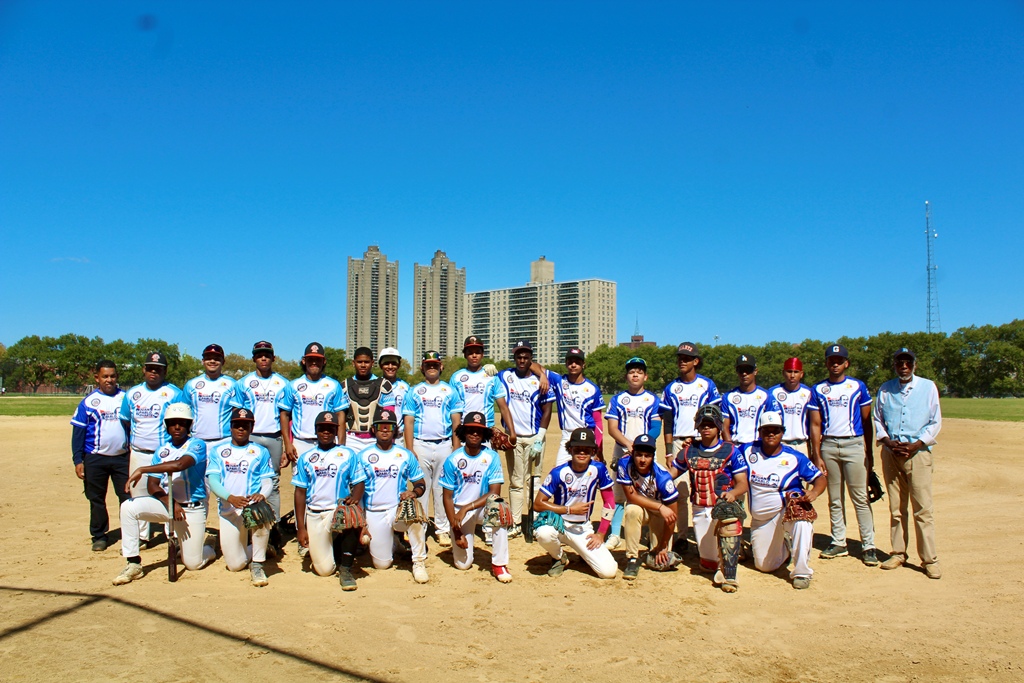 Integrantes de los conjuntos de béisbol Grand Slam, (Bronx), y Bombers, (Manhattan).