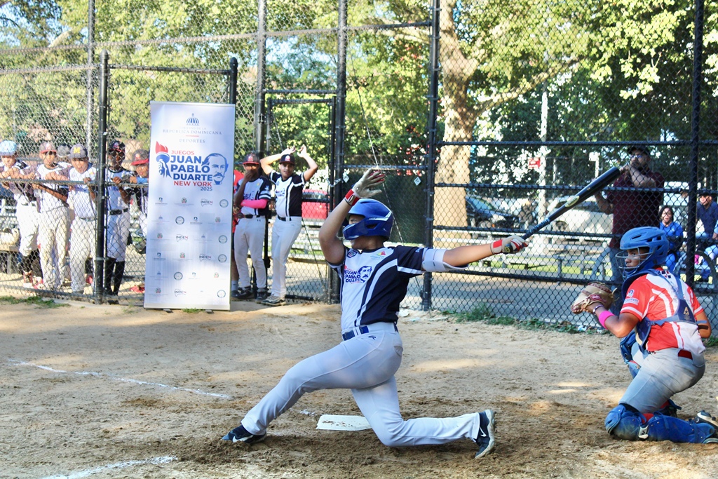 Salvador Encarnación, de la Liga Morris, hace swing.