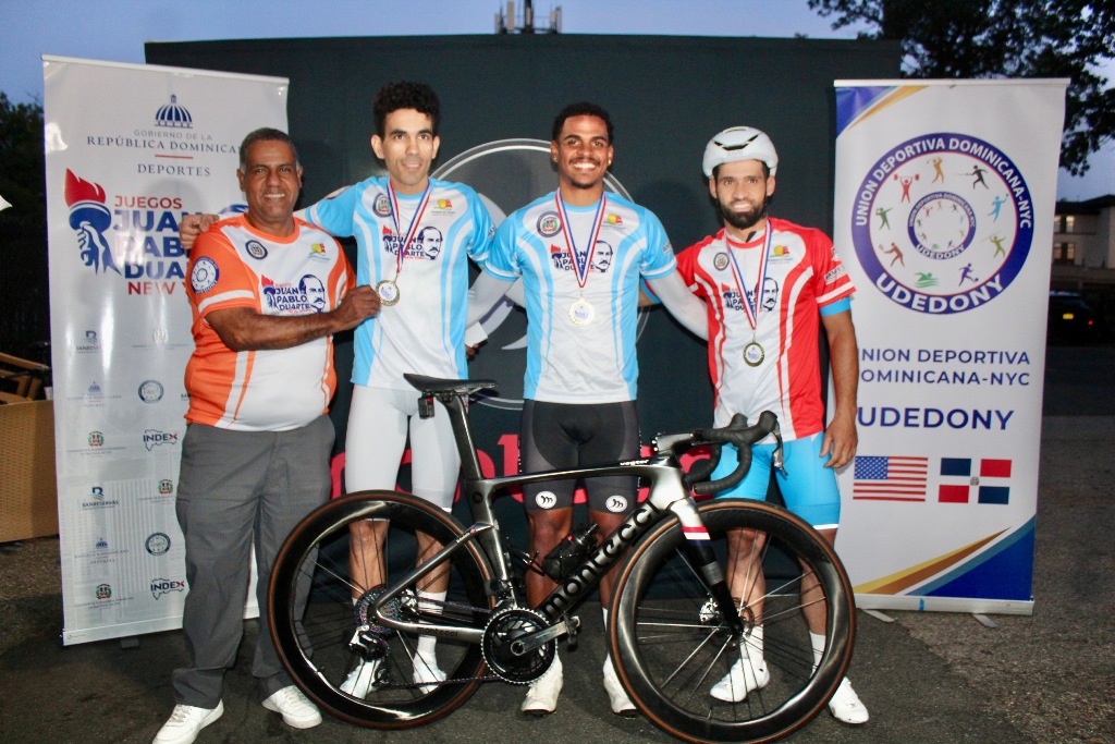 Danielki Cedeño, centro, ganador de la medalla de oro, categoría 'élite', acompañado de Ismael Collado, medalla de plata y José Luis, bronce. A la izquierda, Roberto Batista, presidente de la Asociación Dominicana de Ciclismo NY.