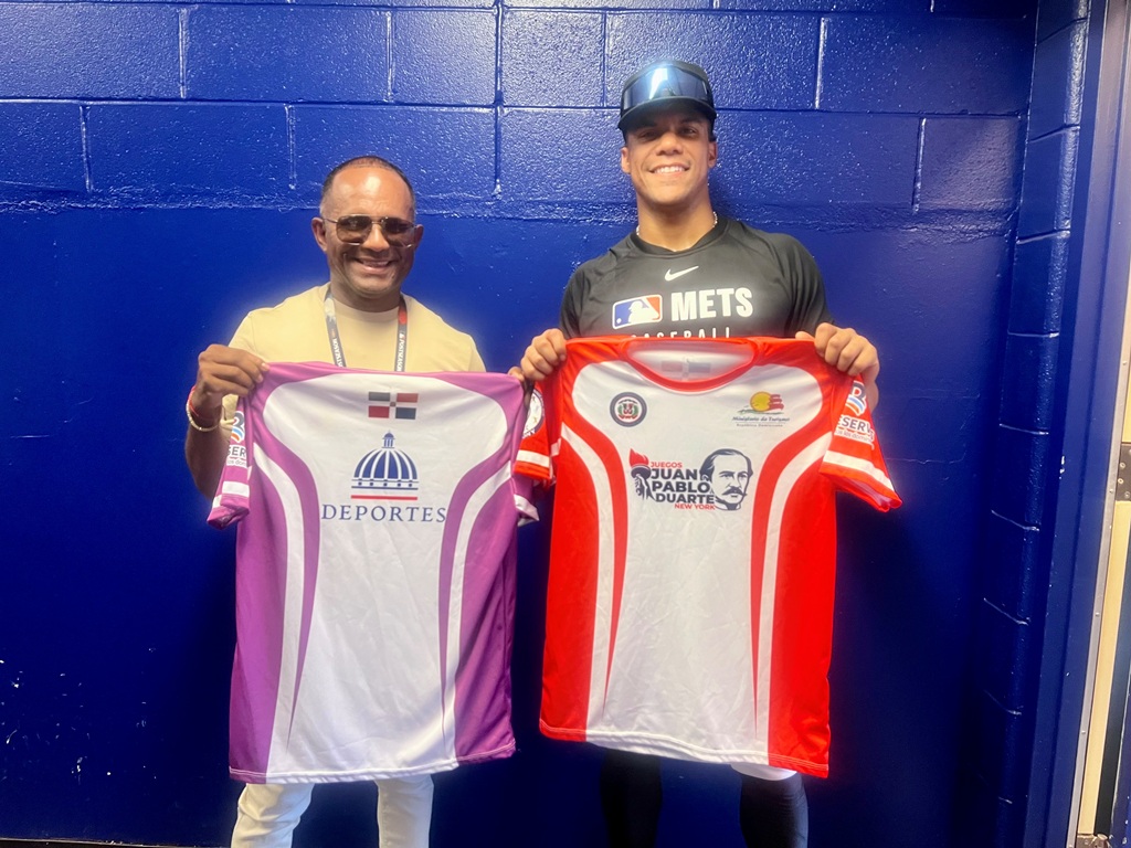 Juan Soto, acompañado de Daniel Reyes, presentan las camisetas que usarán los atletas en los Juegos Deportivos Juan Pablo Duarte NY.